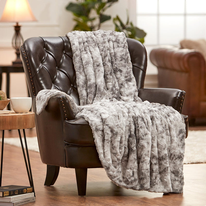 Load image into Gallery viewer, Double Sided Oversized Wolf Faux Fur Throw Blanket Gift Chanasya
