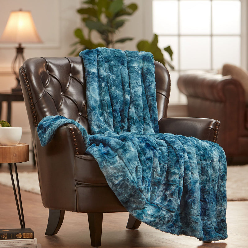 Load image into Gallery viewer, Wolf Faux Fur Throw Blanket
